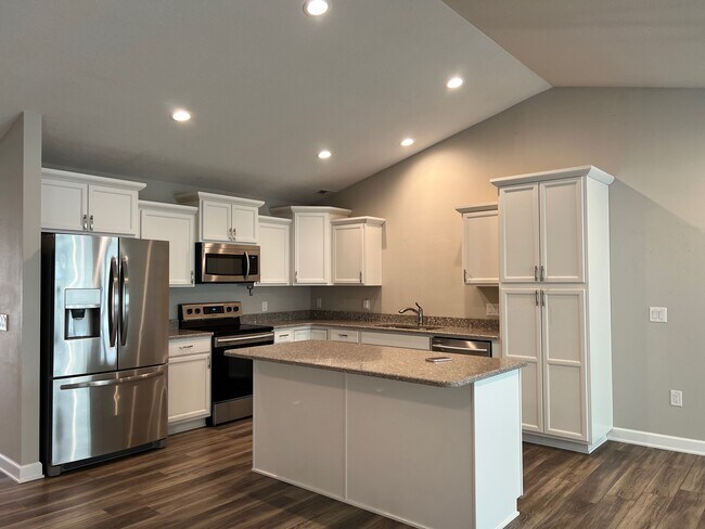 Building Photo - 2307 Redmond Ave