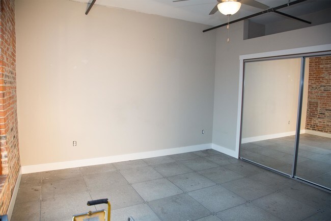 Foto del edificio - 333 E 10th St