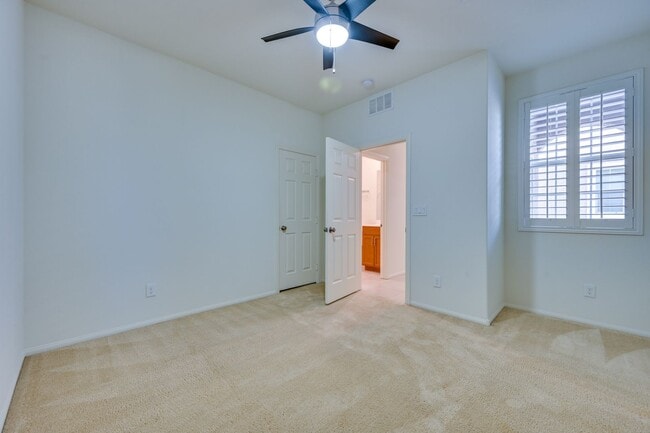 Foto del edificio - Green Valley!! Gated!! 4 Bedrooms!! Bed & Bath Downstairs!!  TANKLESS WATER HEATER!!! Covered pat...