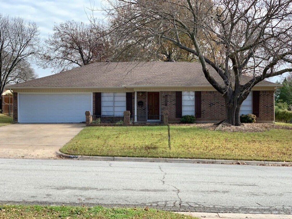 Foto principal - Coming Soon! 4 Bedroom, 2 Full Bath Home L...