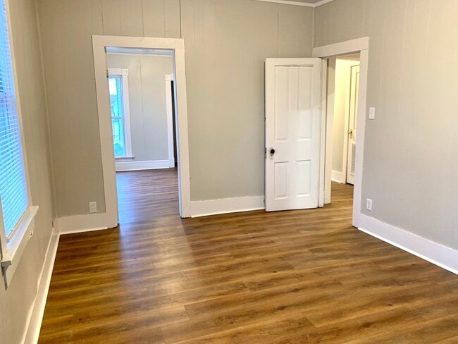 Building Photo - 385 E Perry St