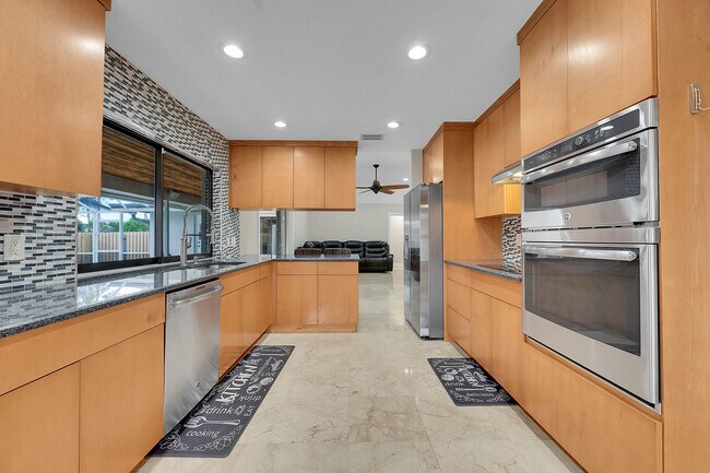 Building Photo - 614 Azure Ave