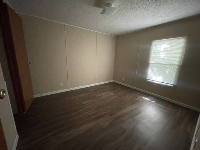 Building Photo - 3 Bed 2 Bath Home For Rent