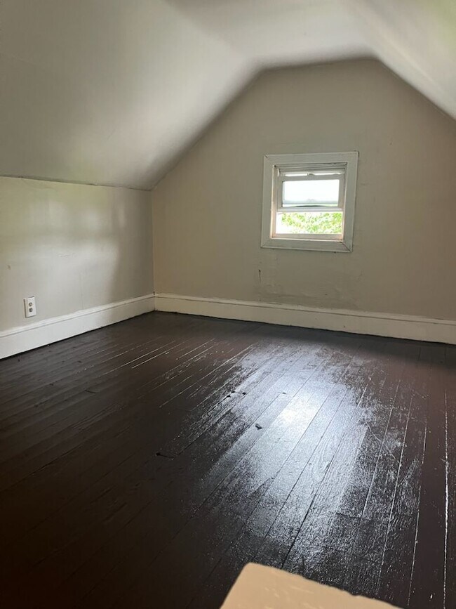 Building Photo - Newly painted home ready for rent!