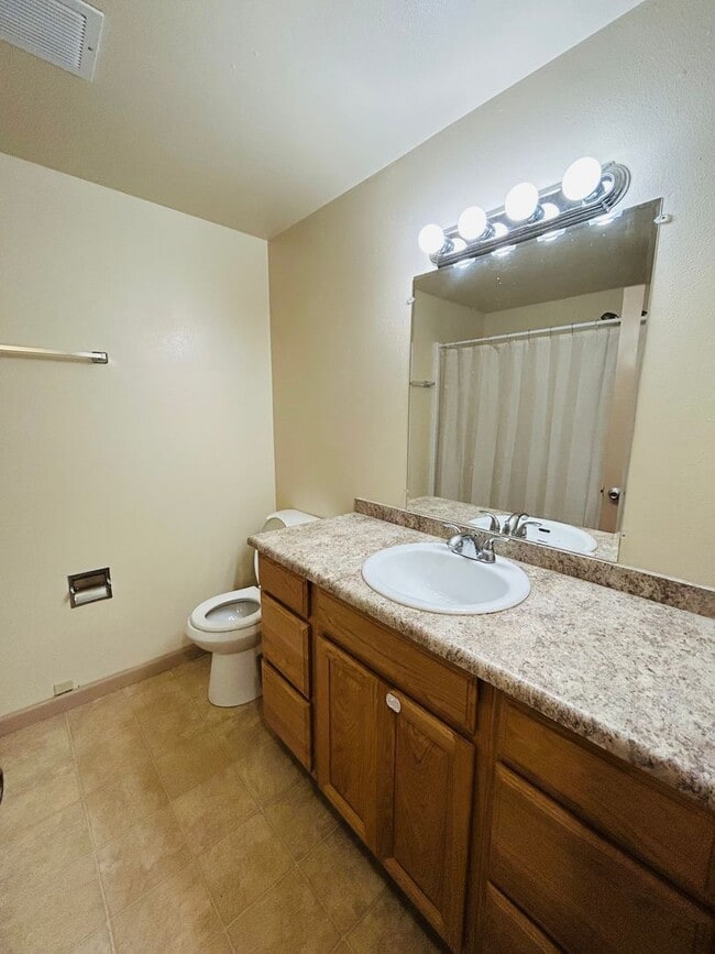 Foto del edificio - 3 Bedroom Home located in the heart of town! Close to everything!