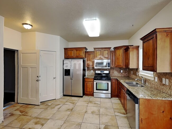 Foto del edificio - 4792 Addison Ave