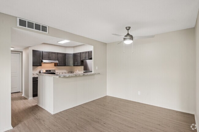 B1 2 habitaciones, 1 baño - 900 pies cuadrados - Comedor - Arbor Court
