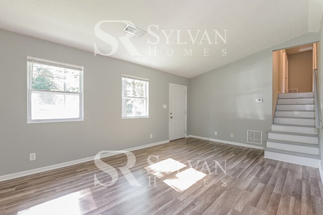 Building Photo - Don't miss out on this charming 3 BR 2 BA, home!