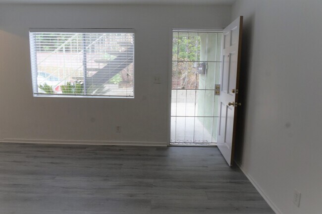 Front door to Living Room - 2007 Mathews Ave