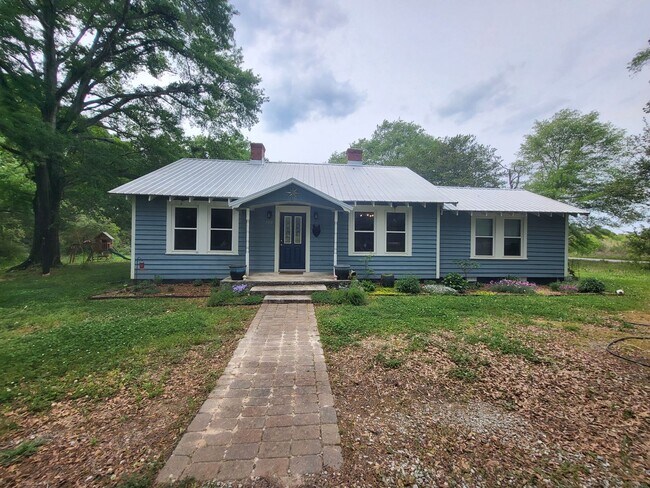 Foto del edificio - Charming Home in Crawford, Available August