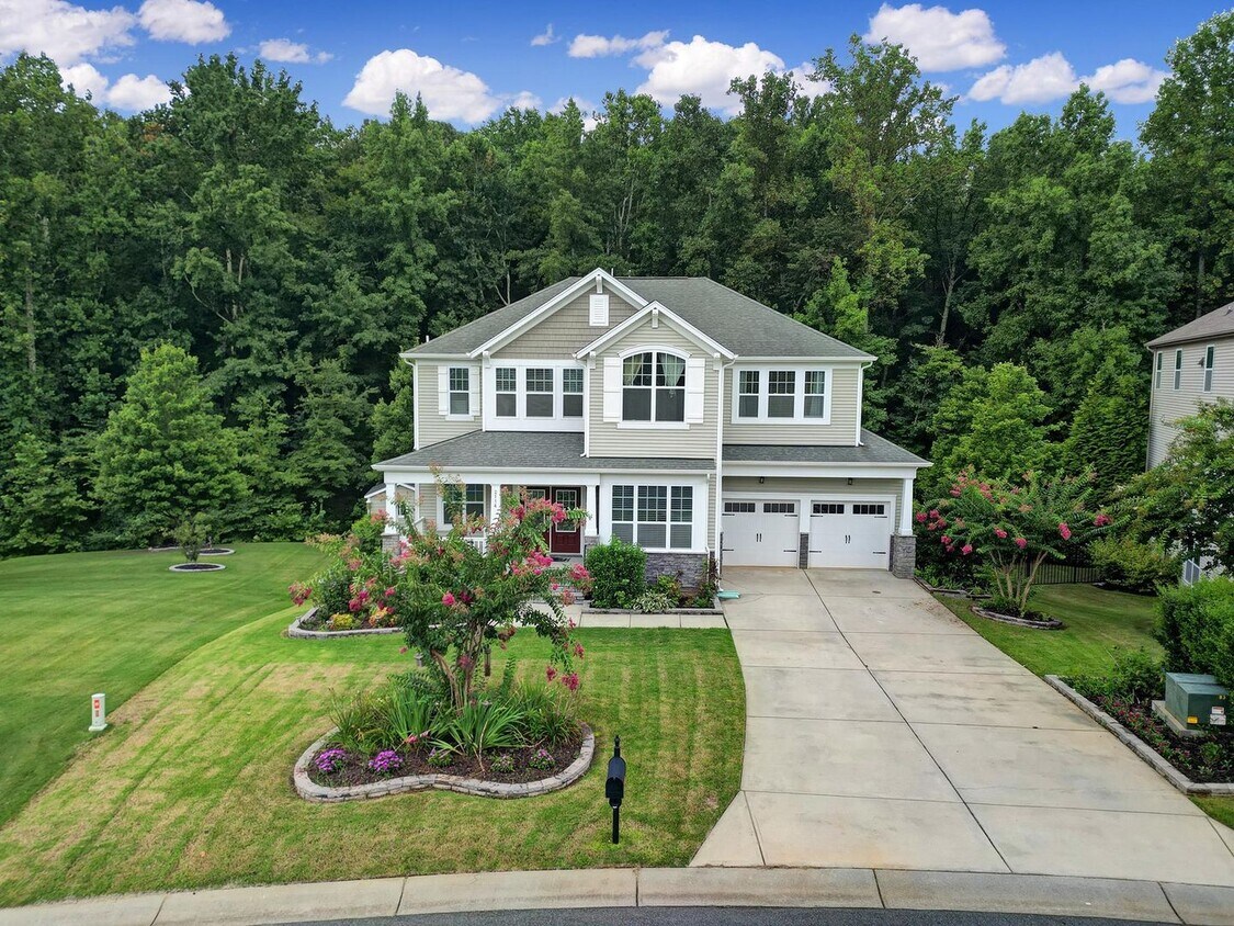Foto principal - Gorgeous 4 Bed 3.5 Bath Home with Basement...