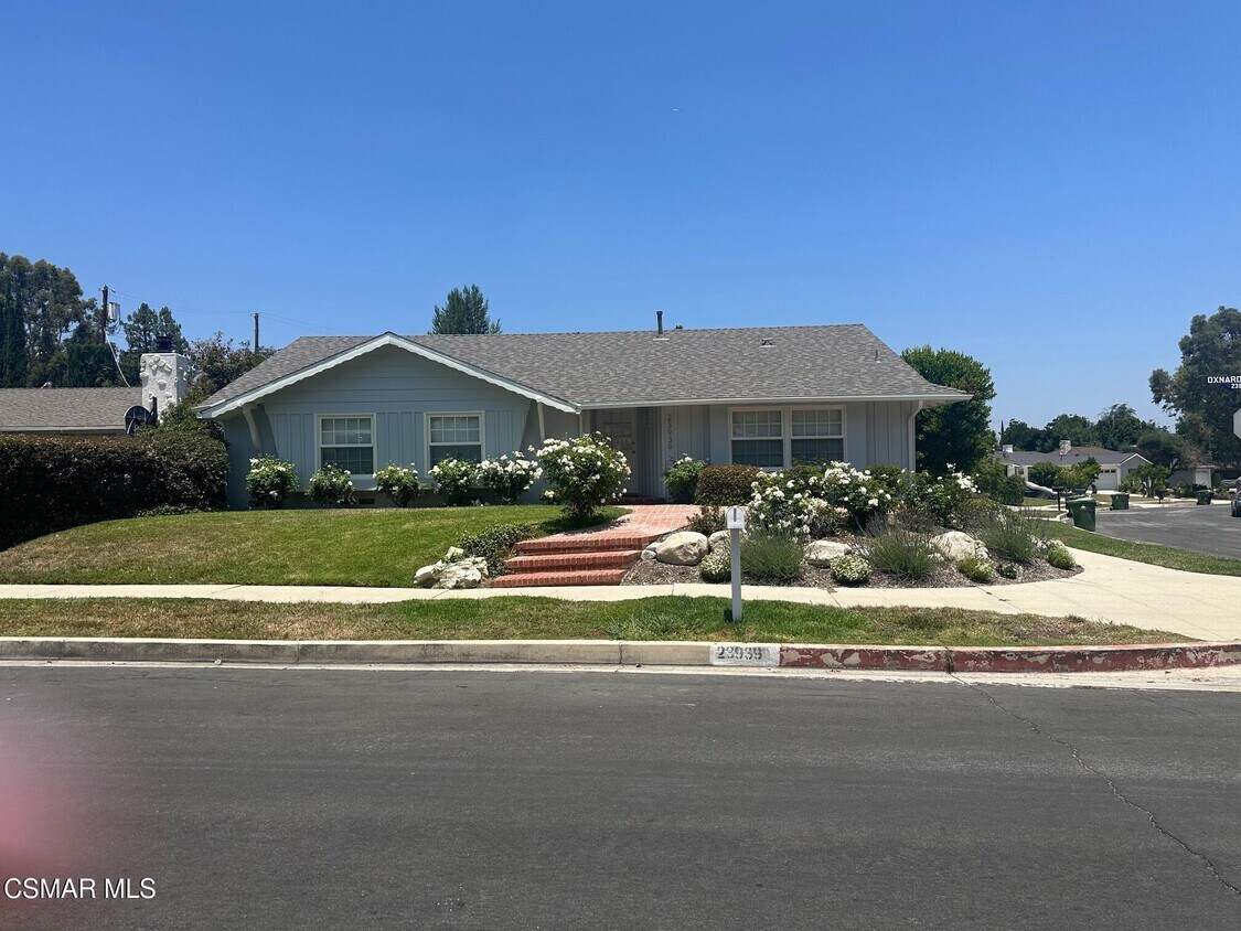 Foto principal - 23939 Oxnard St