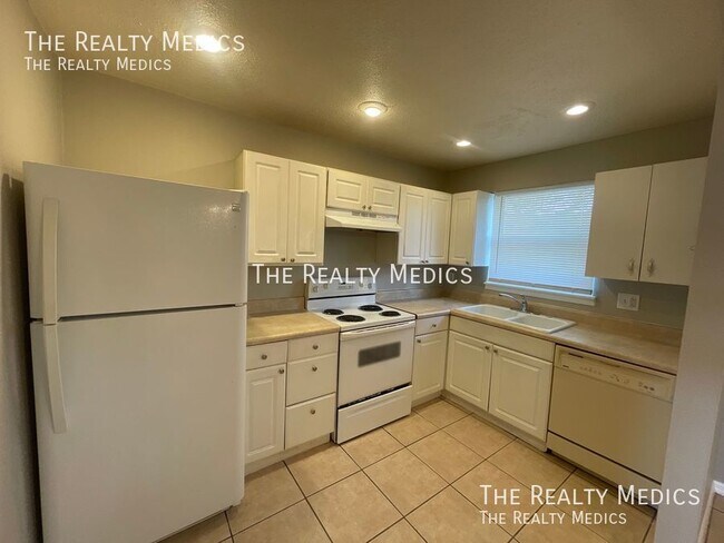 Building Photo - AVAILABLE NOW! Charming 3 Bedroom, 2 Bathr...