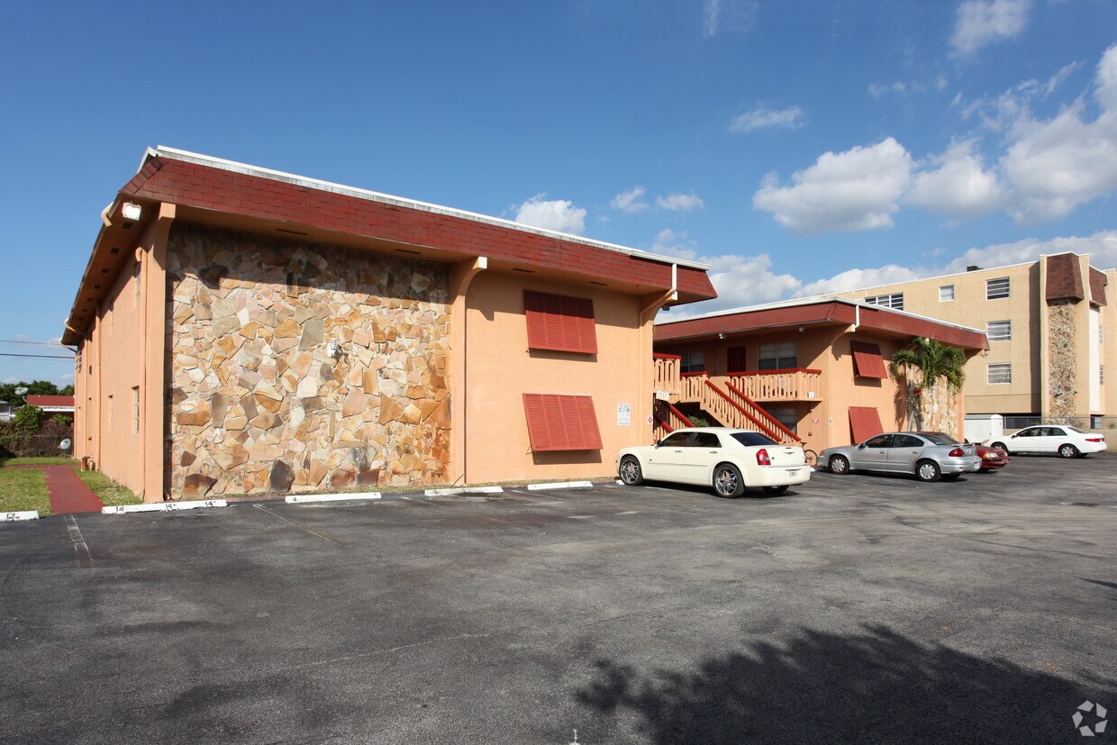 Foto principal - Pinehill Plaza Apartments