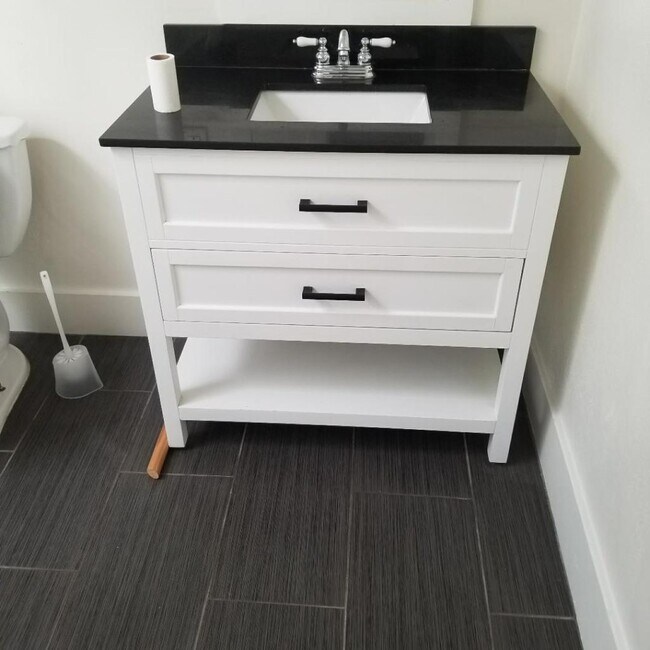Baño - 4030 E Vermont St