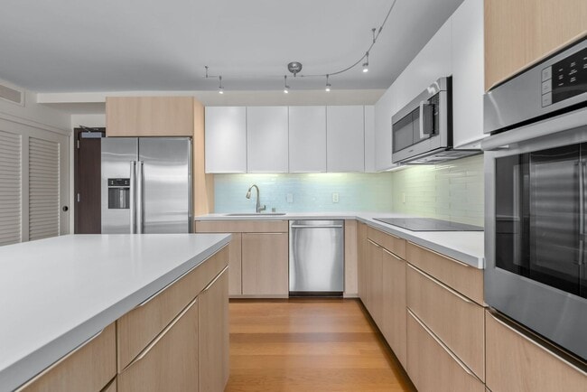 Building Photo - Available NOW - Highly Desired 1 BED 1 BATH in Kaakaako