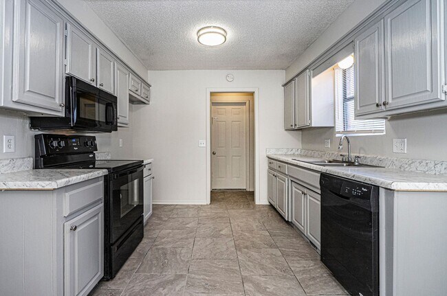 Foto del edificio - Corner-Lot 3Bedroom Charmer in Yukon with Fireplace & Enclosed Patio!