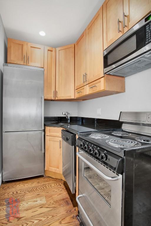 Building Photo - 330 E 35th St