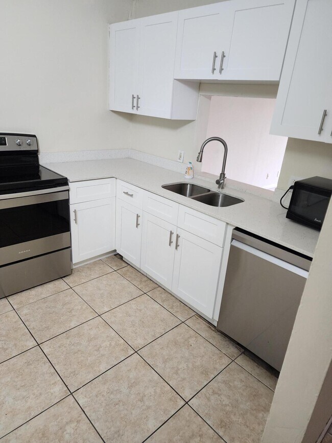 Foto del edificio - 4765 Arjaro Dr