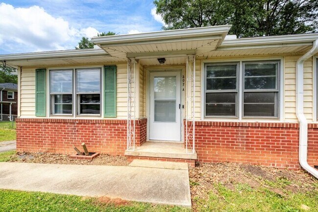 Foto del edificio - 307 White Oak Dr