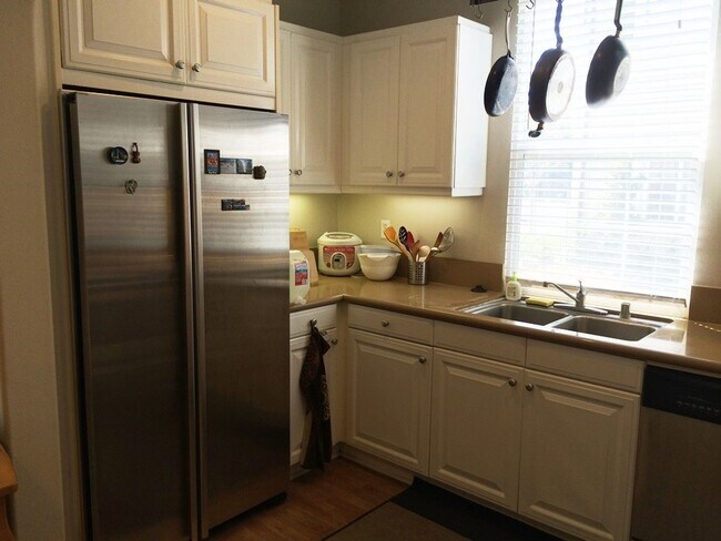 Building Photo - 2 Bedroom, 2.5 bath DETACHED condo in Oak ...