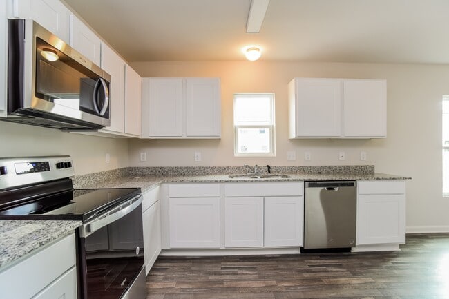 Building Photo - 4037 Lake Russell Dr