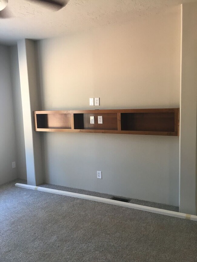 Building Photo - Convenient Location. 3 bed 2 bath, Lower M...