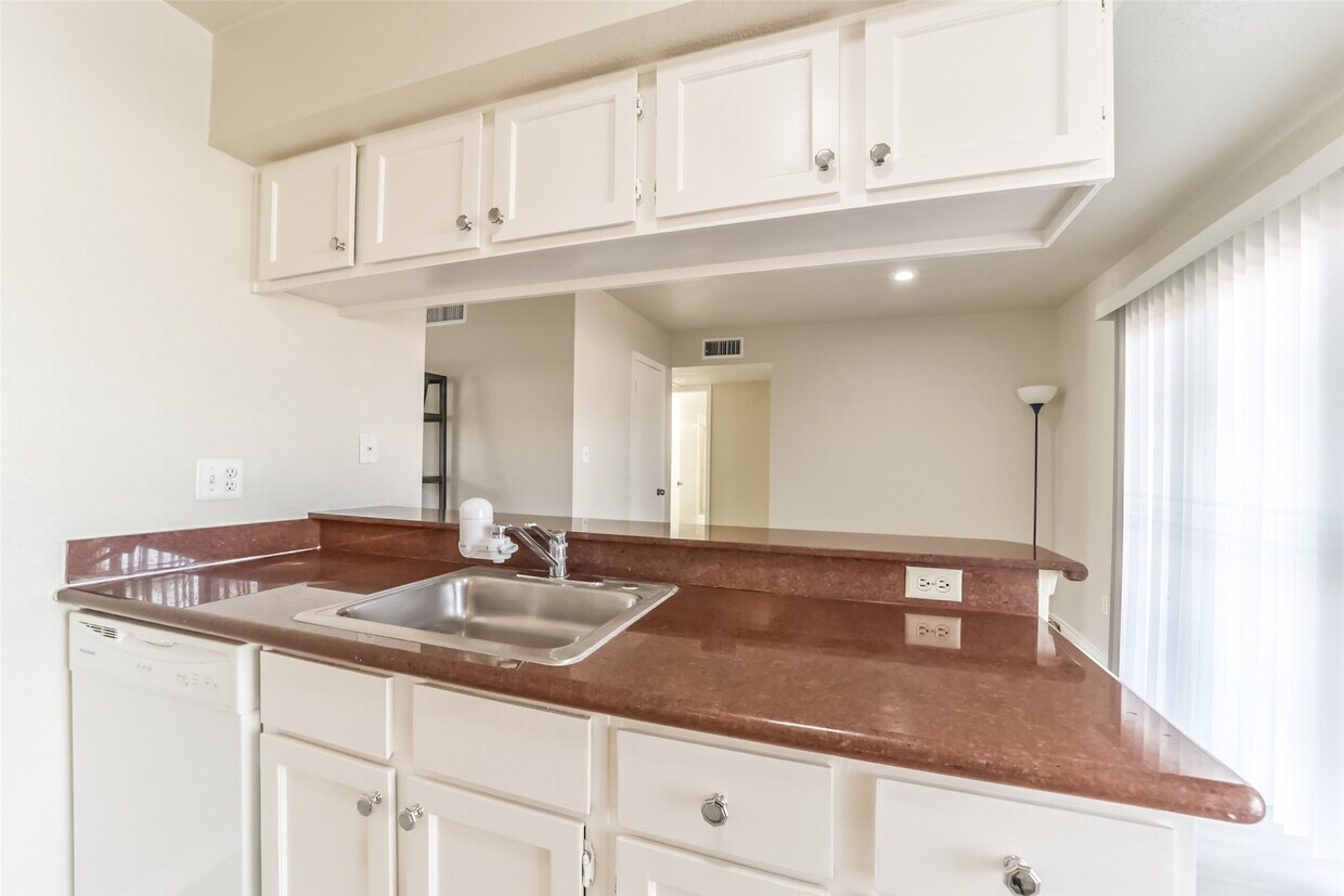 Foto principal - 6202 Skyline Dr