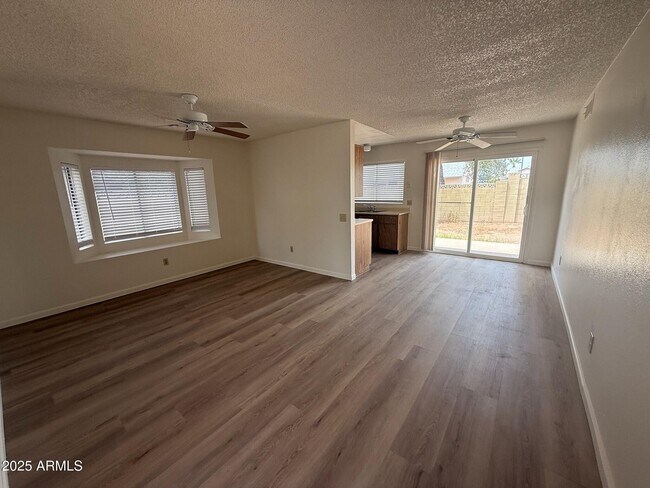Foto del edificio - 3124 W Mohawk Ln