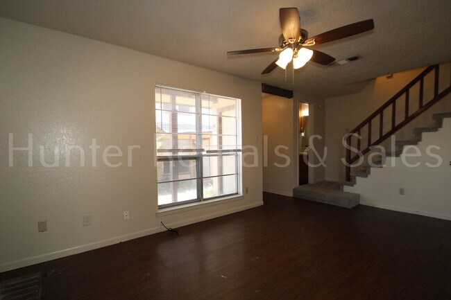 Foto del edificio - Charming Two-Bedroom Townhome with Fireplace