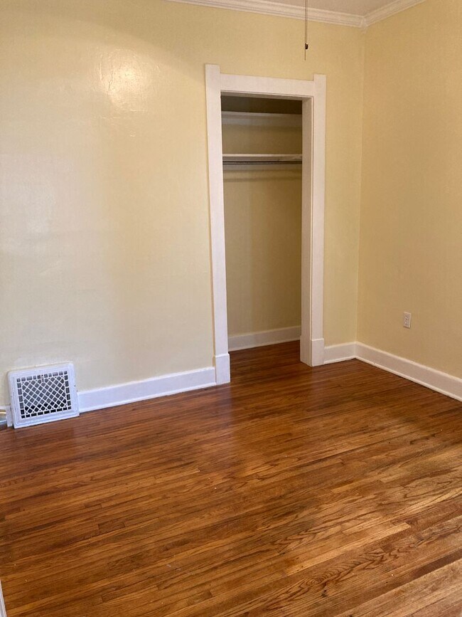 Foto del edificio - Spacious 2 Bedroom House located in West T...