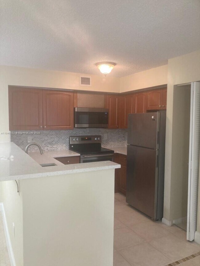 Foto del edificio - 1707 Village Blvd