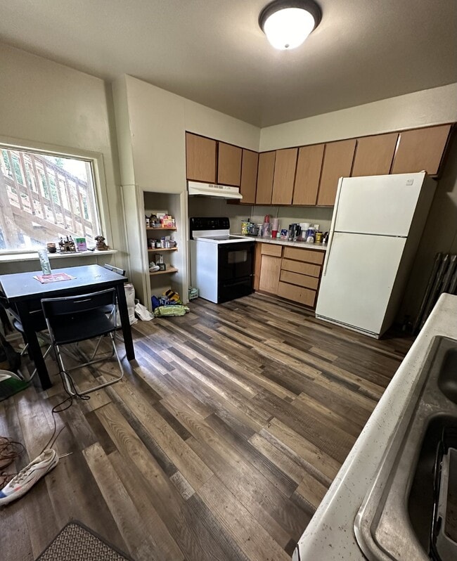 Building Photo - FREE OF SECURITY DEPOSIT 2 bed 1 bath righ...