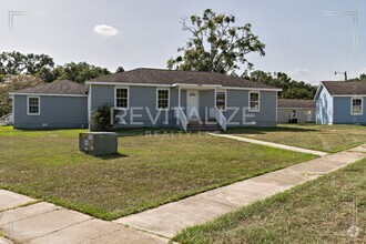 Building Photo - 2109 N Woodlawn Dr