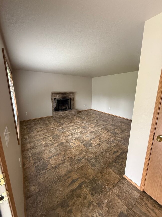 Building Photo - Woodland Ranch 3Bd/2Ba Home with Large Fully Fenced Yard - Easy Access to I-5