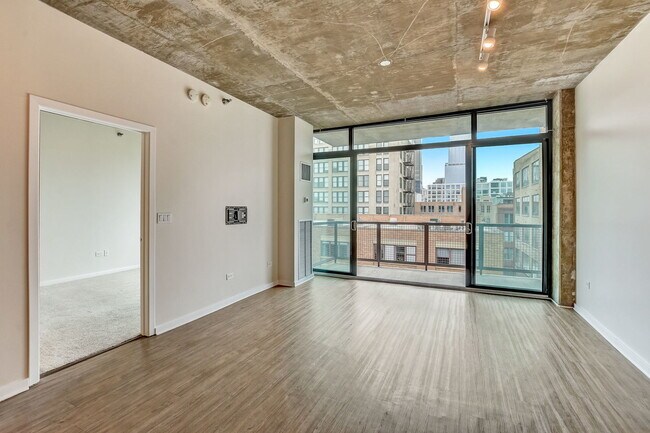 Building Photo - 321 S Sangamon St