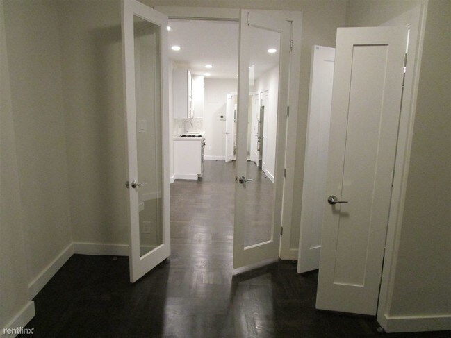 Building Photo - 400 W 48th St