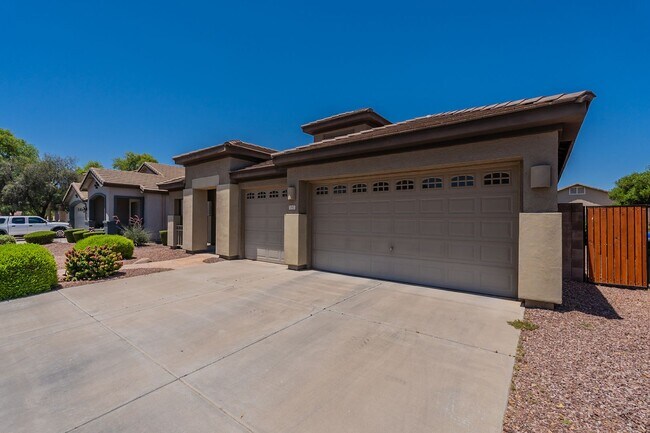 Building Photo - Welcome to your dream home in the heart of...