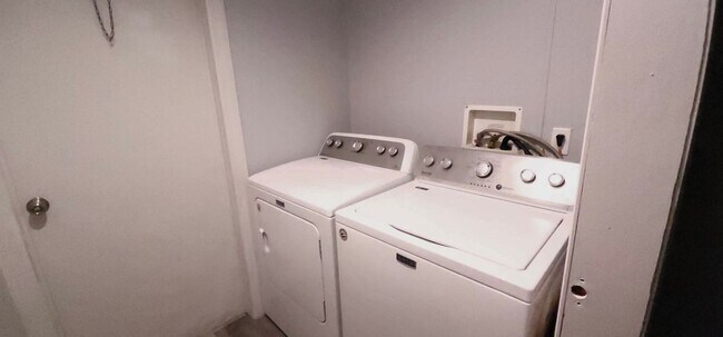 Foto del edificio - 6364 Swarthmore Dr
