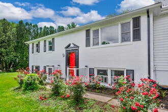 Building Photo - 2431 Clydesdale Rd