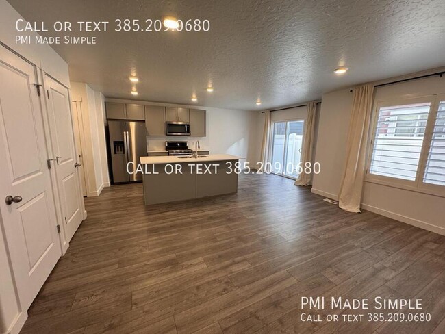 Building Photo - Spacious 3-Bed Townhome with Modern Amenit...