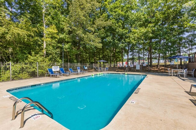 Piscina - Summit Village Apartments