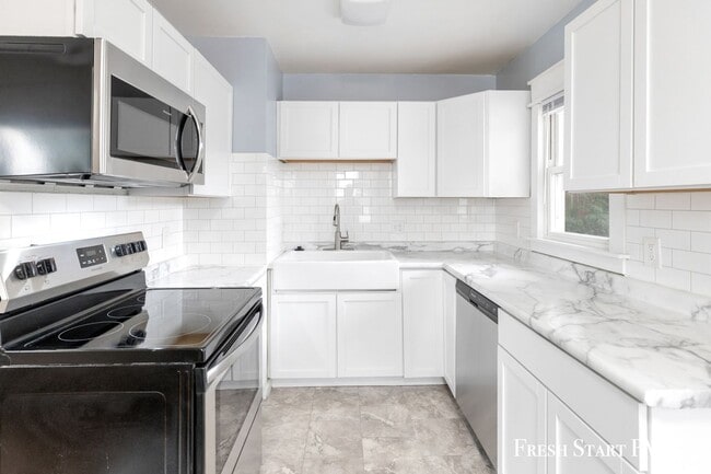 Building Photo - Updated 3 Bedroom Home