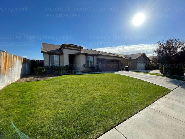 Foto del edificio - 4 bedrooms/ 2 bathrooms, with a patio.