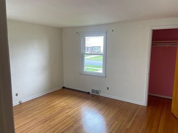 Building Photo - 483 Thorncliff Rd