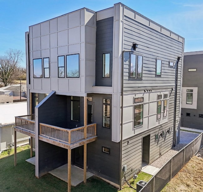 Building Photo - 107 E 9th St