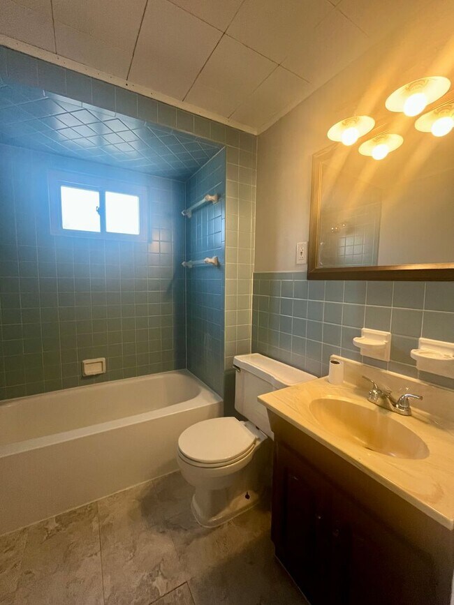 Building Photo - Available Now! 3 Bed, 1 Bath in Boyertown