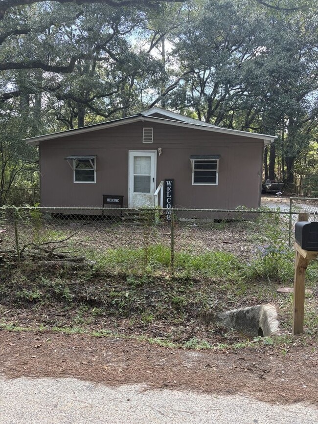 Building Photo - 13700 Castelin Ave