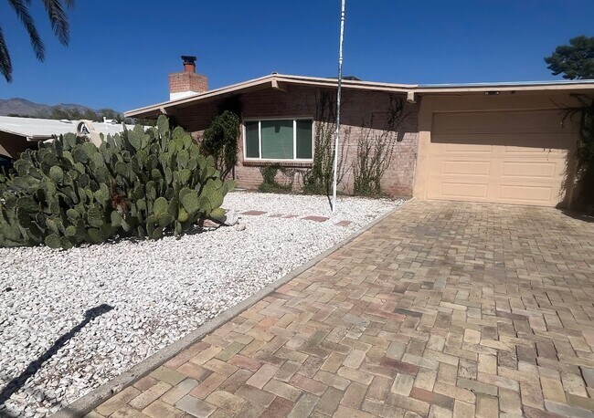 Foto del edificio - 2724 N Cherry Ave