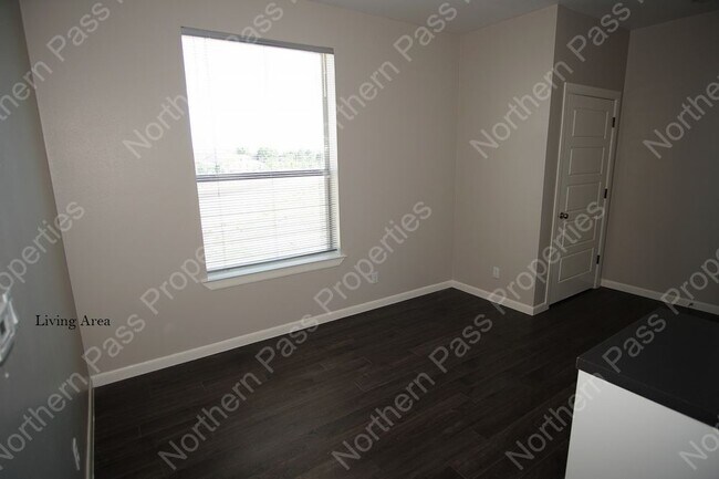 Building Photo - Beautiful 2 BDR w/ Refrigerated AC